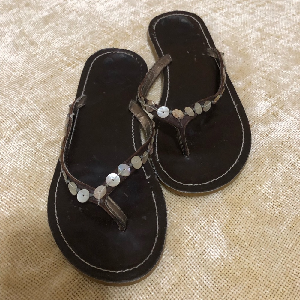 Roxy 🟤Brown🟤 Sandals with White Buttons -Size 6️⃣ - Picture 2 of 3